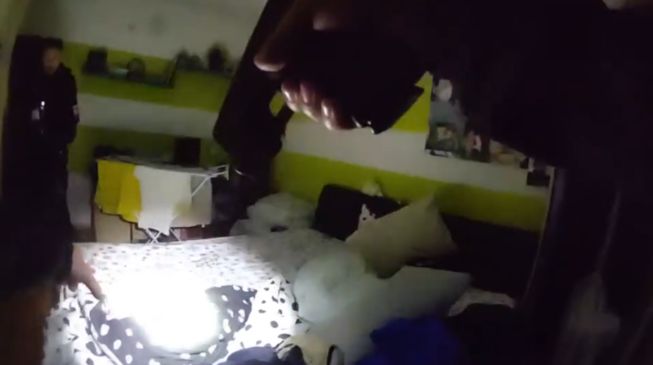 VIDEO: Muž sa mal vyhrážať expartnerke. Policajti ho našli ukrytého pod posteľou