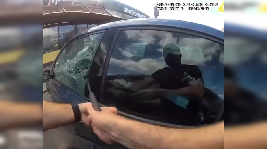 VIDEO: Okno museli rozbiť obuškami. Policajti v Martine vyslobodili dieťa zamknuté v aute