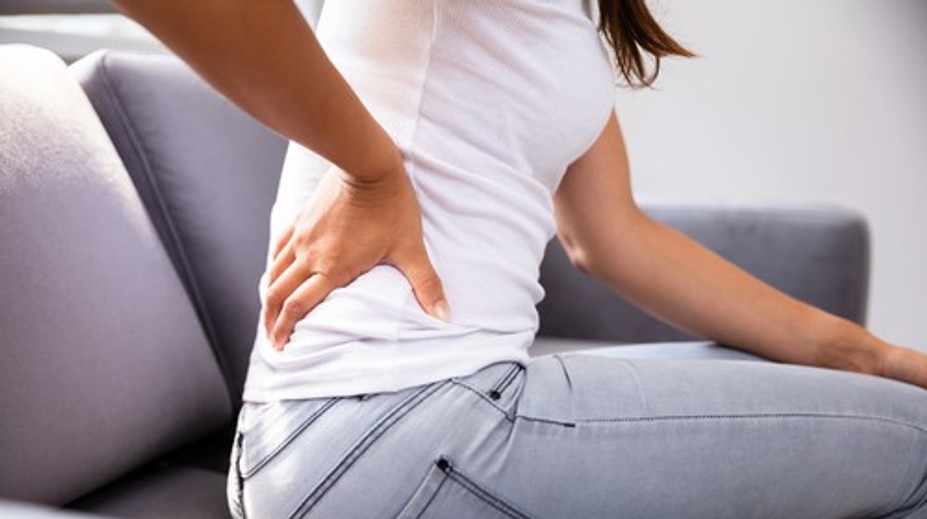 Jarné upratovanie môže skončiť bolesťou chrbta. Fyzioterapeutka radí, ako sa jej vyhnúť