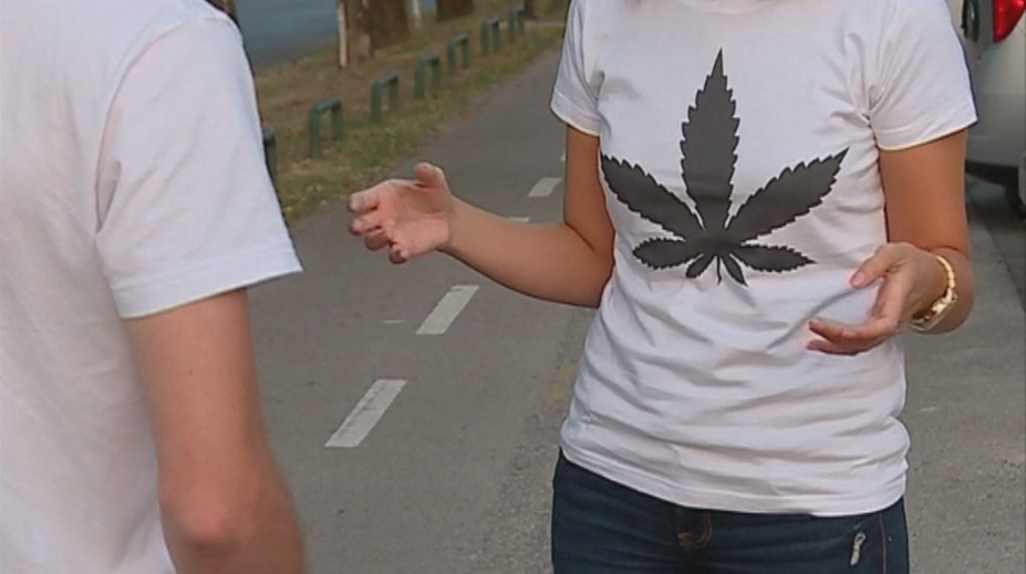 Pozor! Za tričko s marihuanovým listom môžete dostať v Chorvátsku astronomickú pokutu