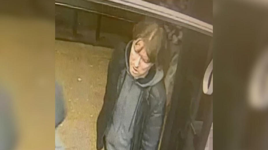 VIDEO: Nastúpil a nastriekal vodičovi autobusu do očí slzný sprej. Teraz po ňom pátra polícia