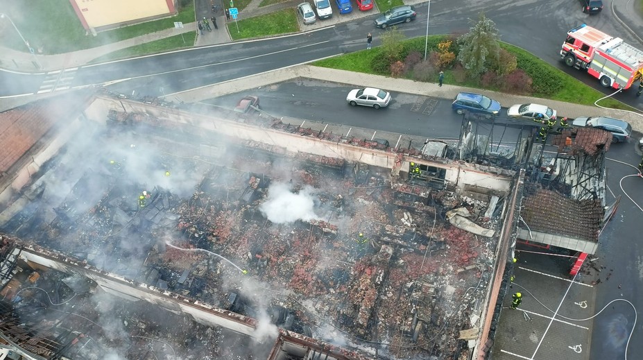 VIDEO: Mladý Čech chcel vyslobodiť zapadnutý telefón zapaľovačom, zhorel celý supermarket