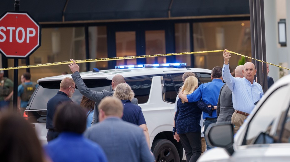 Dve skupiny po hádke spustili v nákupnom centre streľbu. Zranilo sa najmenej 10 ľudí