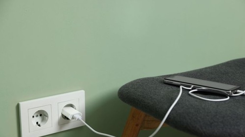 Nabíjanie mobilu môže byť smrteľne nebezpečné. Týchto chýb sa dopúšťajú mnohí Slováci