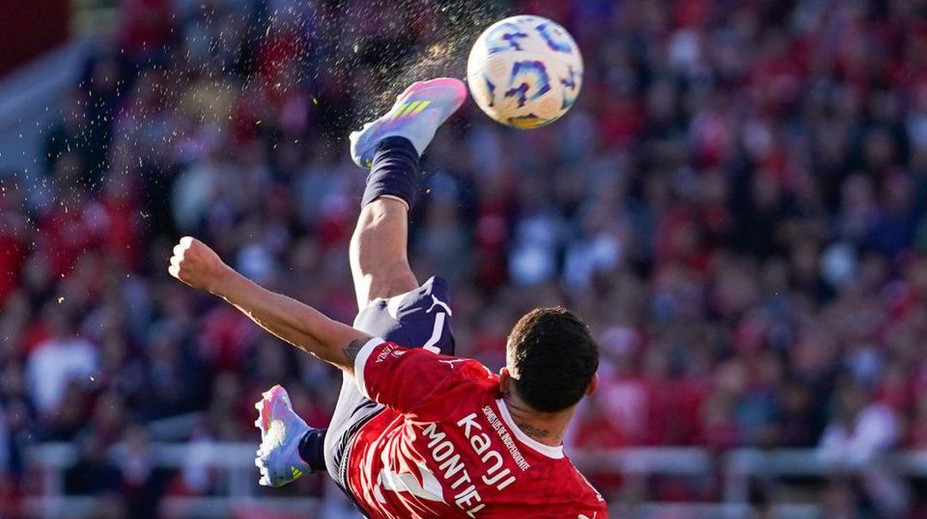 VIDEO: Nožničky spoza šestnástky, azda ešte krajší však strelila žena. Pozrite si góly roka 2025 podľa FIFA