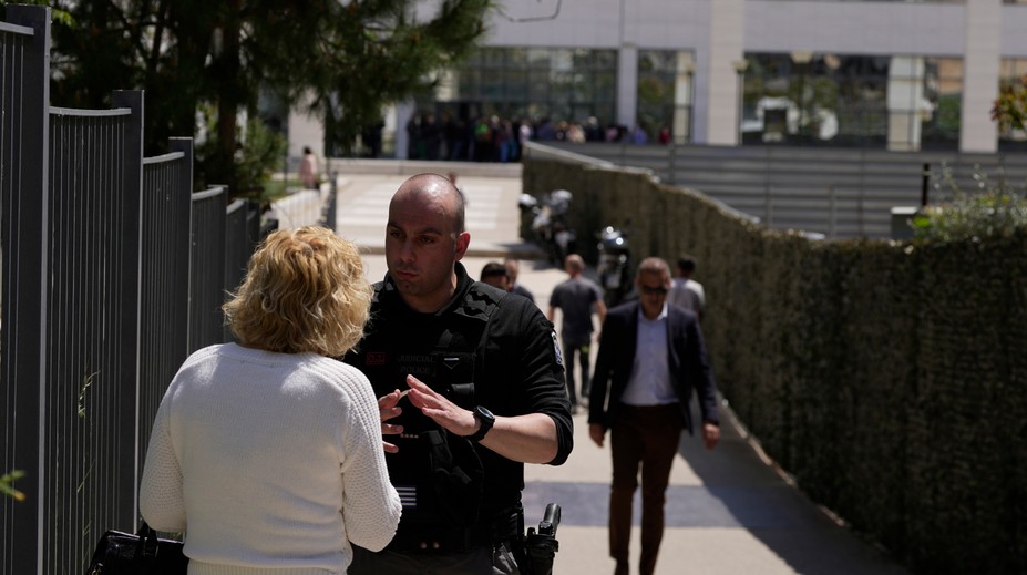 FOTO: Polícia po streľbe v Aténach zadržala 89-ročného muža. Motív útoku zostáva nejasný