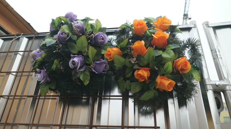 Dušičkové vence zháňame aj v zahraničí. Rodiny sa dokonca na aranžmány skladajú