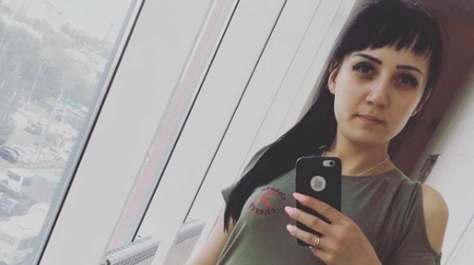 Žena nechala visieť dcérku z balkóna, tá však pád neprežila. Dôvod jej konania je nepochopiteľný