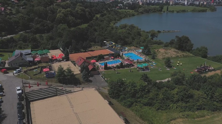 Krásny výhľad, športoviská, bazény a grilované špeciality. Koľko zaplatí rodina na kúpalisku nad Zvolenom?