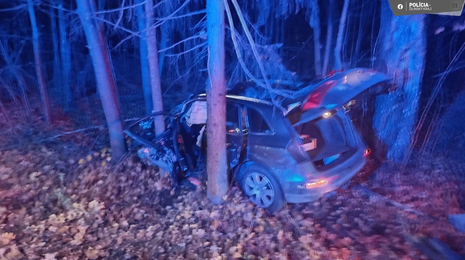 Z auta zostala len kopa šrotu. Tragická nehoda v Žilinskom kraji, vodička (†60) neprežila zrážku s nákladiakom
