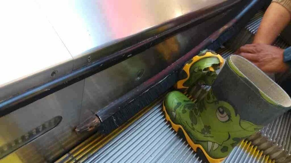 Chlapcovi sa zasekla noha v eskalátore. Pred vážnym zranením ho zachránila pohotová reakcia otca