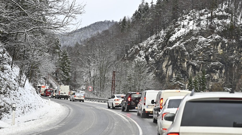 Silný vietor aj padajúce skaly. Cestári upozorňujú na riziká na niektorých úsekoch