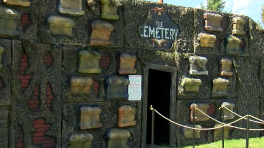 Pracovník domu hrôzy chcel vystrašiť chlapca. Bodol ho do nohy v domnienke, že ide o atrapu noža