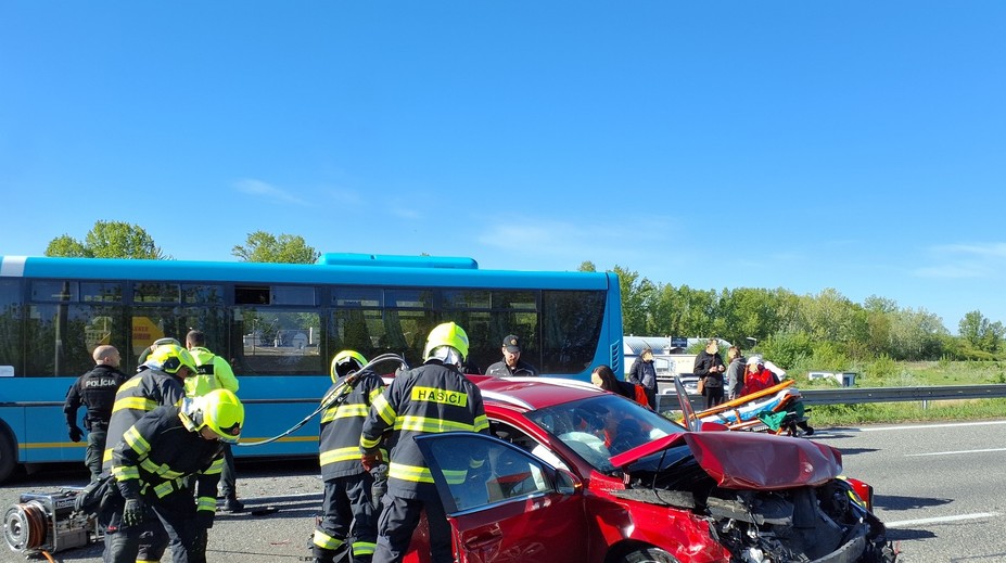FOTO: Veľká nehoda autobusu a áut v Piešťanoch. Hlásia zranených, na mieste zasahujú všetky zložky
