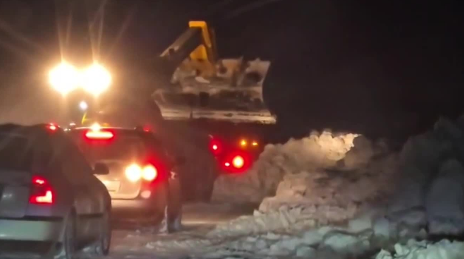 VIDEO: Stráne pod Tatrami sú odrezané od sveta. Niektorí vodiči boli v autách uväznení osem hodín