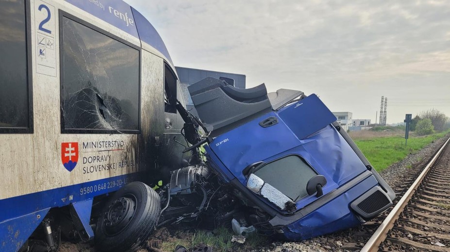 Svedkyňa zrážky vlaku a kamióna v Dunajskej Strede: Zdalo sa, že kamión vôbec nebrzdil