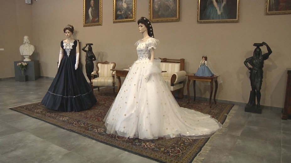 Krajčír z Michaloviec ušil repliku legendárnych šiat cisárovnej Sissi