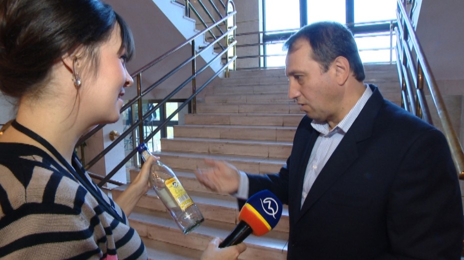 Fľaška alkoholu, ktorú na etikete odporúča primátor Vysokých Tatier