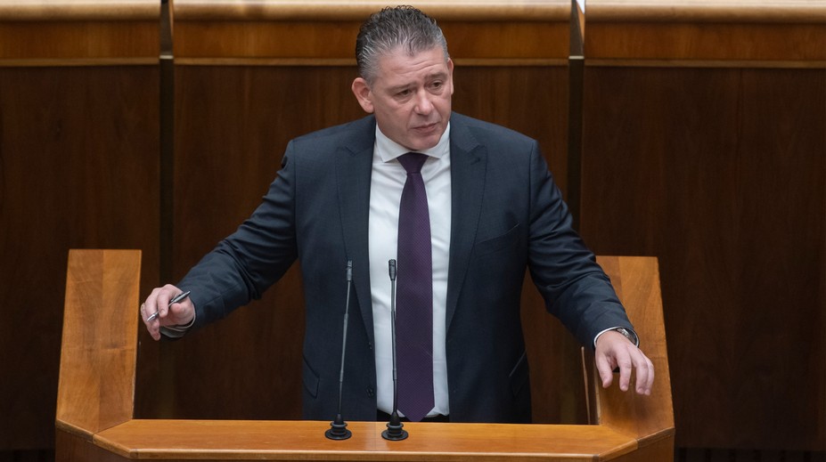 Ustál aj ôsme odvolávanie. Roman Mikulec zostáva vo funkcii ministra vnútra