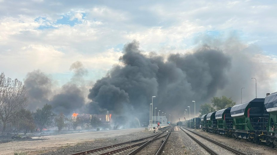 FOTO+VIDEO: Masívny požiar v Dunajskej Lužnej. V plameňoch je niekoľko budov