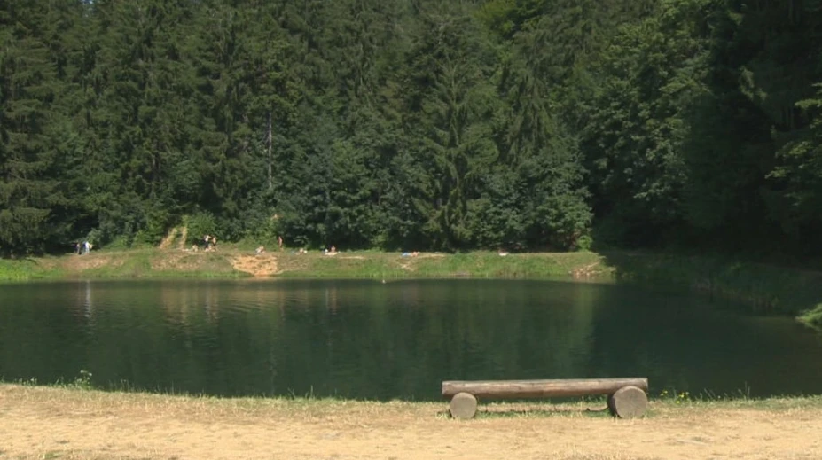 Obnažovanie pri tajchu sa niekomu nepáčilo. Nudisti v Banskej Štiavnici dostali pokutu