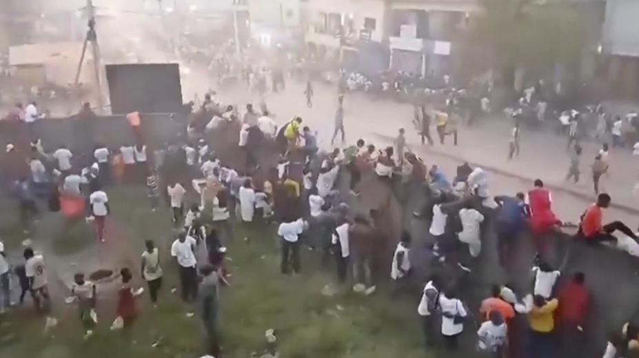 Márnica je plná. Telá sú všade, opisuje lekár. Na futbalovom zápase vypukol teror pre penaltu, hlásia desiatky mŕtvych