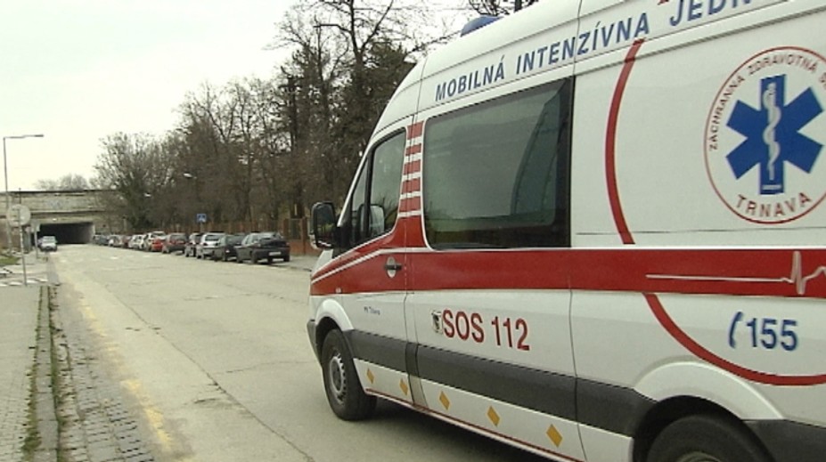 Vodiči stále zmätkujú. Pozrite si, ako sa má jazdiť pred sanitkou