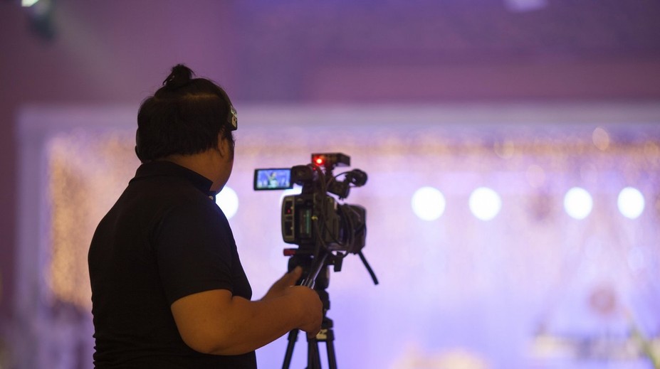 Kritizovaný poplatok sa netýka len influencerov. Spozornieť by mali napríklad aj kameramani či kaviarne