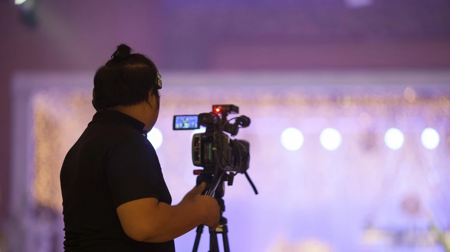 Kritizovaný poplatok sa netýka len influencerov. Spozornieť by mali napríklad aj kameramani či kaviarne