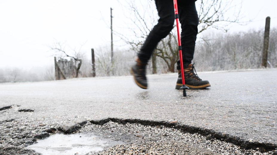 Pošmykol sa, spadol a dostal 24-tisíc eur. Starší muž zarobil na svojej bolesti
