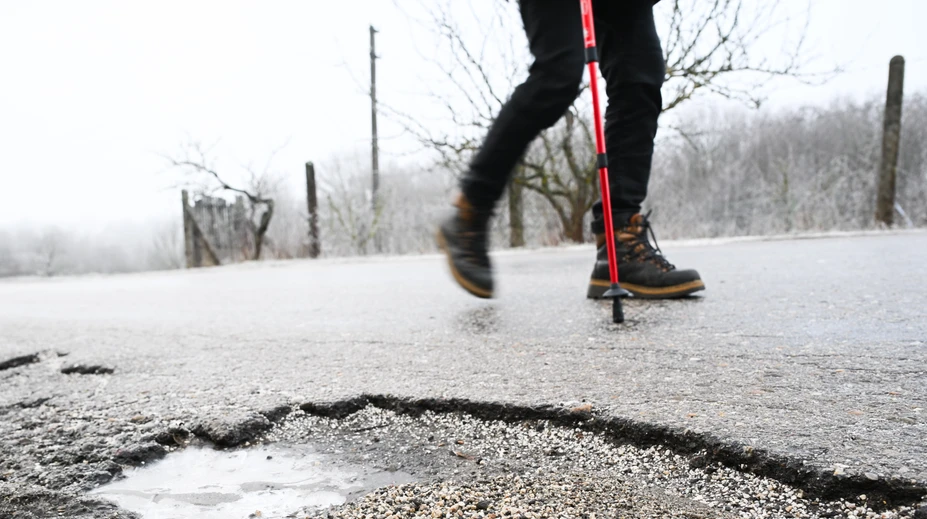 Pošmykol sa, spadol a dostal 24-tisíc eur. Starší muž zarobil na svojej bolesti