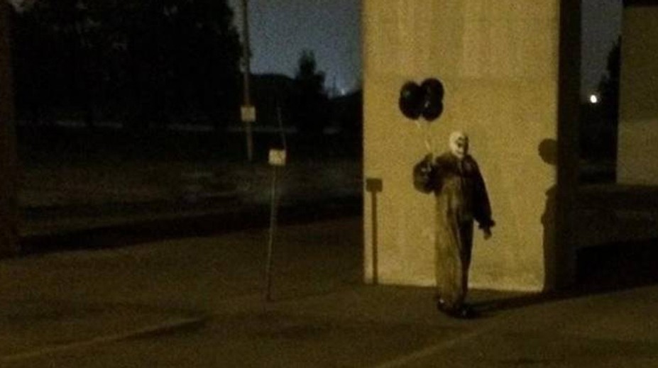 Obyvateľov mestečka desí strašidelný klaun. V noci sa potuluje po uliciach