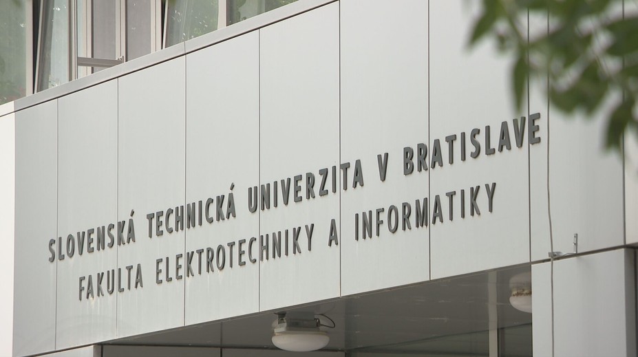 Prómocie mali mať bez rodiny. Univerzita teraz prišla s kompromisom