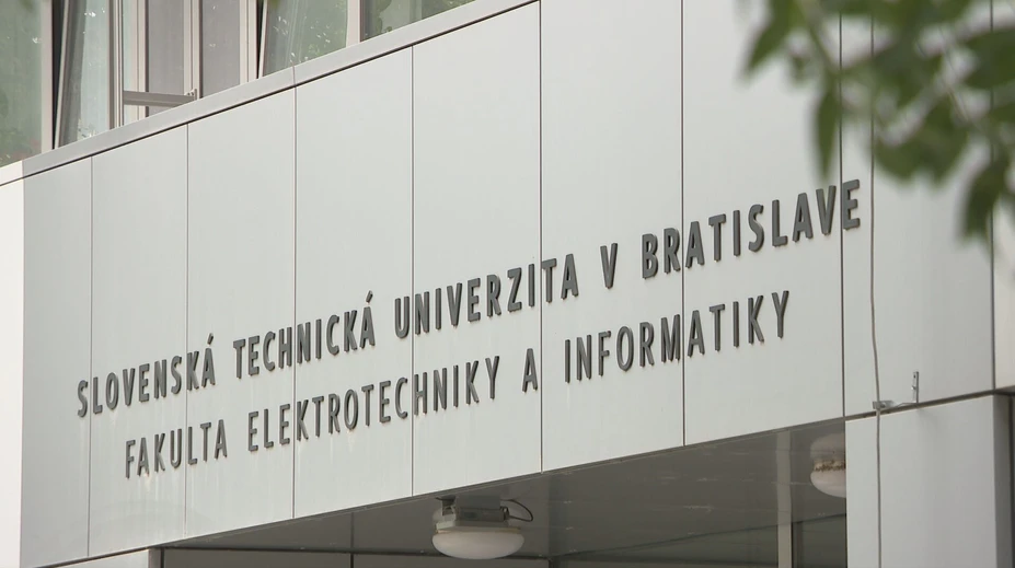 Prómocie mali mať bez rodiny. Univerzita teraz prišla s kompromisom
