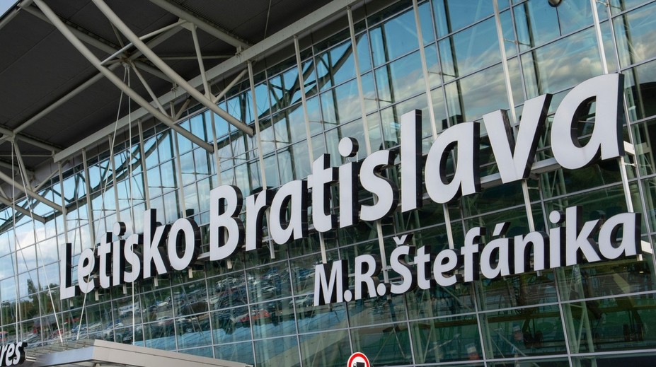 Namiesto mora plastová sedačka a nervy na prasknutie. Dovolenkári uviazli na bratislavskom letisku