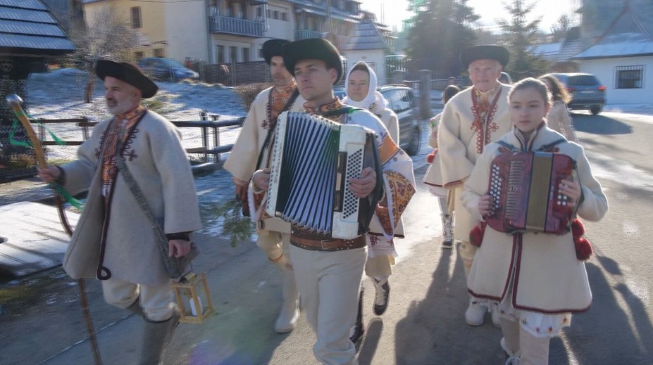 Spievajú, vinšujú a šíria dobrú náladu. Koledníci spríjemňujú sviatky v rôznych kútoch Slovenska