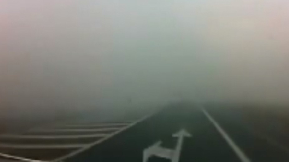 Vodiči na to často zabúdajú a ohrozujú ostatných. Viete kedy môžete použiť hmlovky?