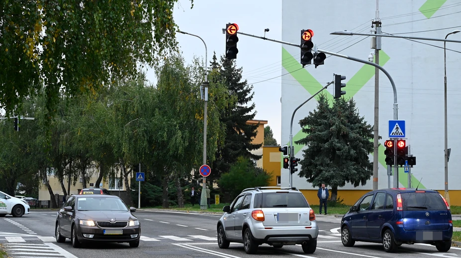 Roky ste sa na križovatkách nesmeli otočiť, ak to nedovolí značka. Onedlho bude platiť presný opak