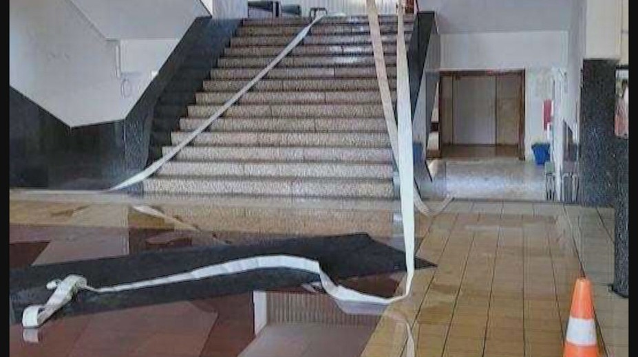 Mladík v Trnave hasil neexistujúci požiar, pritom vytopil školu. Následne zanechal po sebe odkaz