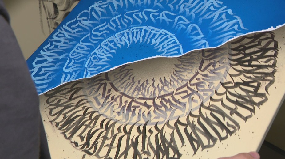 Účtovník Denis vymenil čísla za umenie: Jeho kaligrafické diela zdobia papiere, kožu aj steny