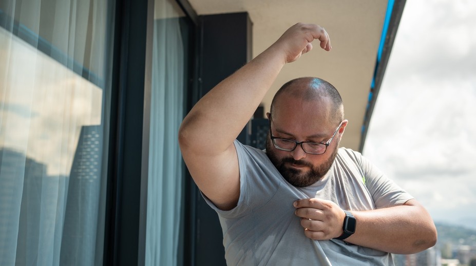 Horúčavy sprevádza aj silné potenie. Čo sa dá robiť v prípadoch, keď už antiperspirant nestačí?