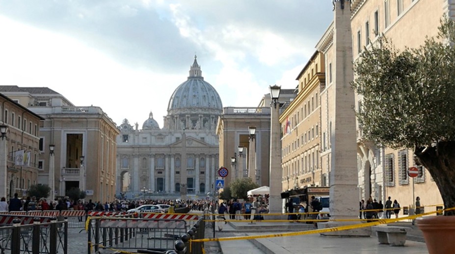 Vatikán na žiadosť Talianska vyhnal bezdomovcov cez deň z Námestia sv. Petra
