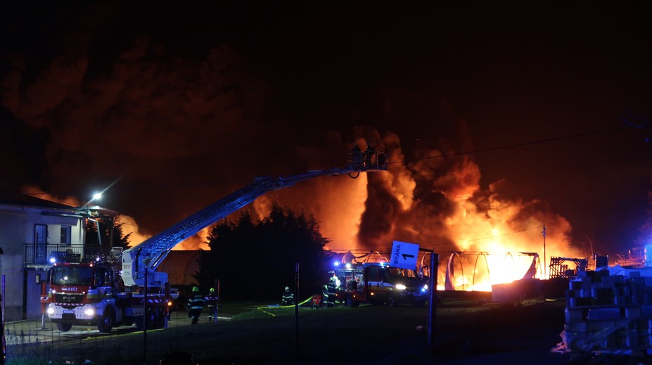 VIDEO: Veľký požiar pri Trnave. V plameňoch sa ocitla firma na recykláciu plastov