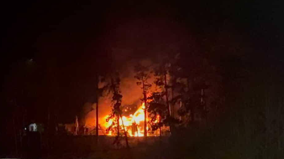 FOTO: Nočná pohroma v Tepličke nad Váhom: Plamene zachvátili obľúbený penzión