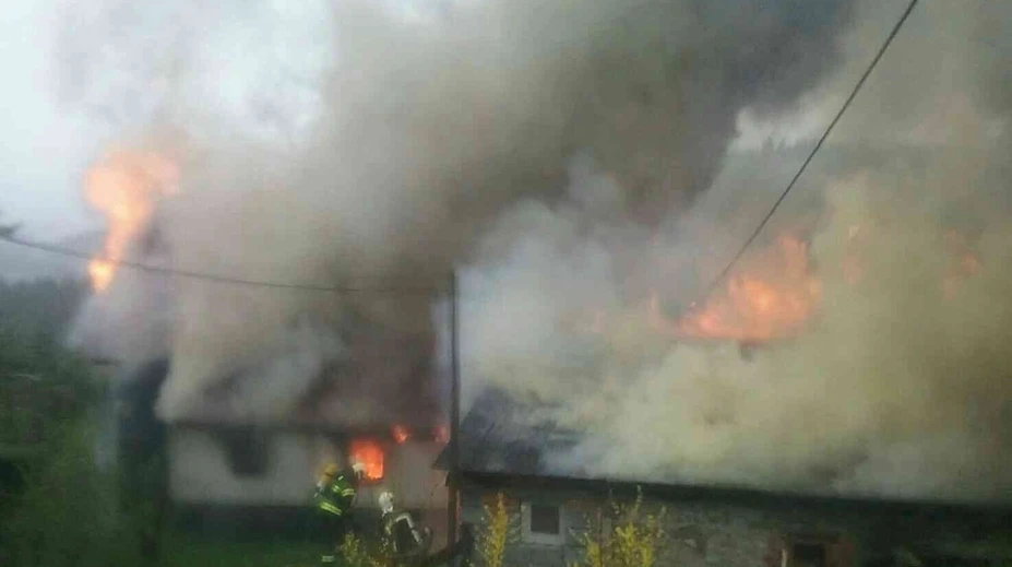 V Korni horela drevenica s prístavbou, na mieste zasahovalo 30 hasičov