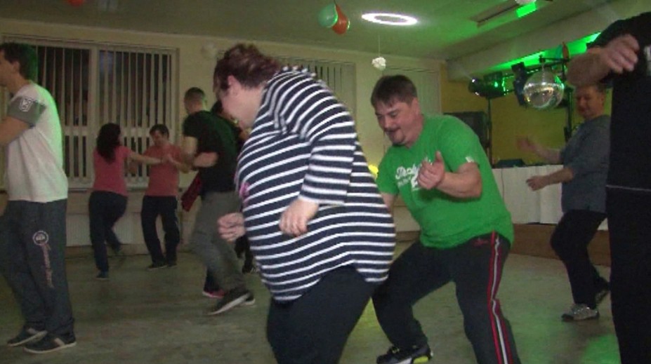 Drahé róby a fraky nahradili tepláky. Pozrite si netradičný ples v Odoríne