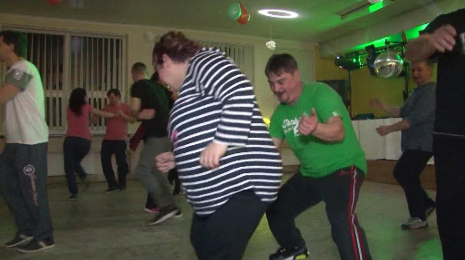 Drahé róby a fraky nahradili tepláky. Pozrite si netradičný ples v Odoríne