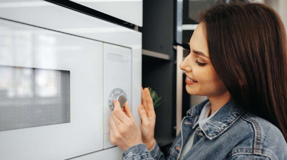 Mikrovlnka oslavuje 80 rokov, vďaka náhode sa dostala do každej kuchyne. Expert vysvetľuje, prečo sa jej netreba báť