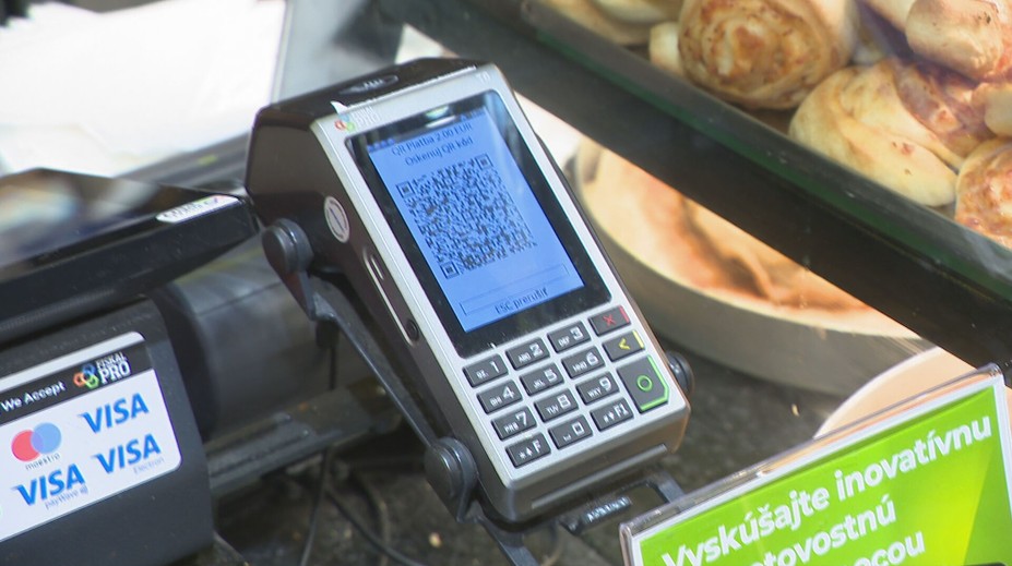 Kartou, hotovosťou a už aj cez QR kód. Boli sme si vyskúšať nový spôsob platby v predajniach