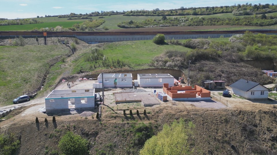 Pred rokmi zbúrali nelegálnu osadu a teraz ju budujú znova. Pri Prešove rodiny opäť stavajú načierno